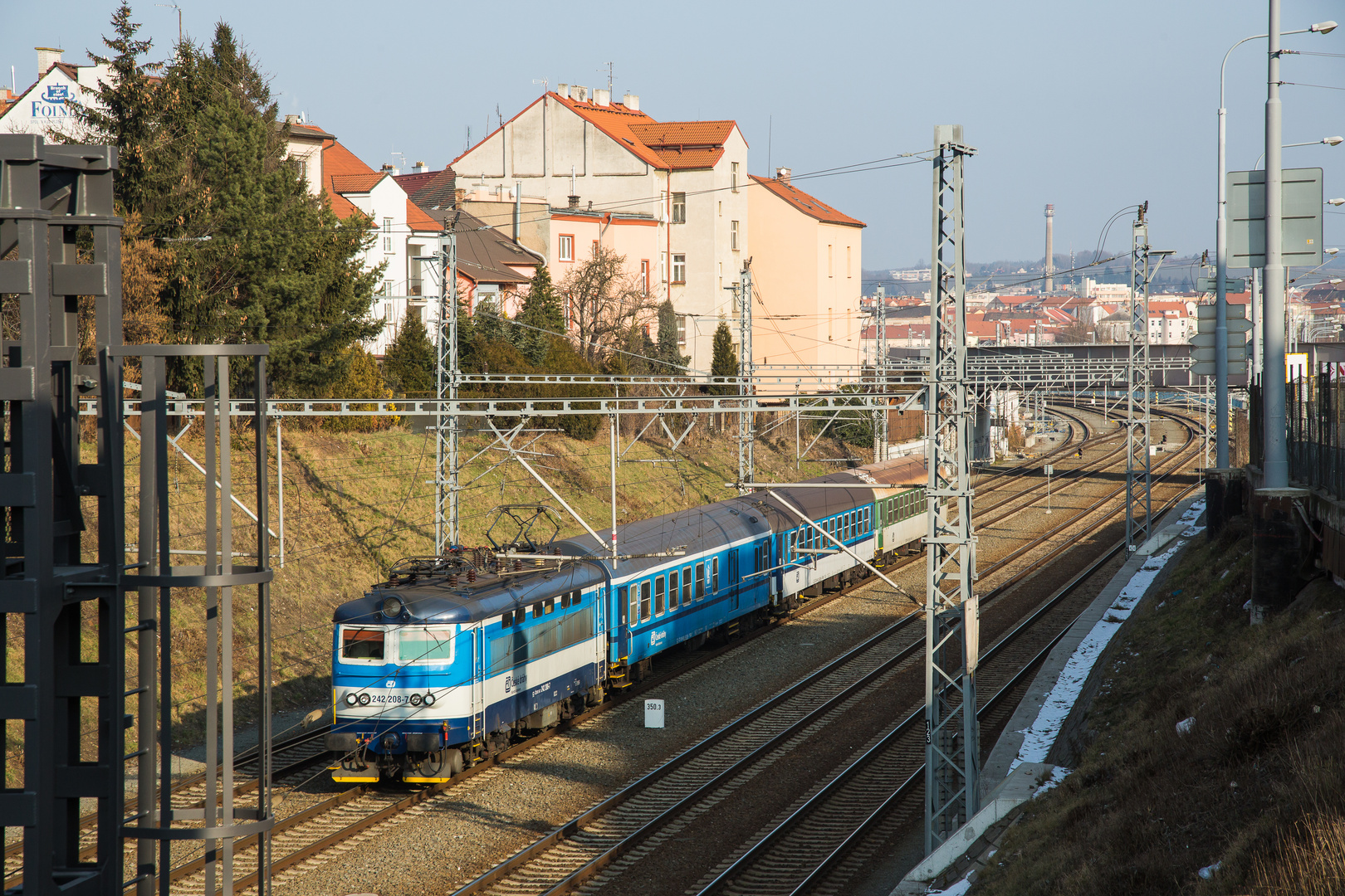 Regionalzug im Einschnitt