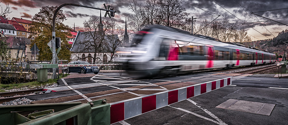 Regionalzug rauscht durch Kahla