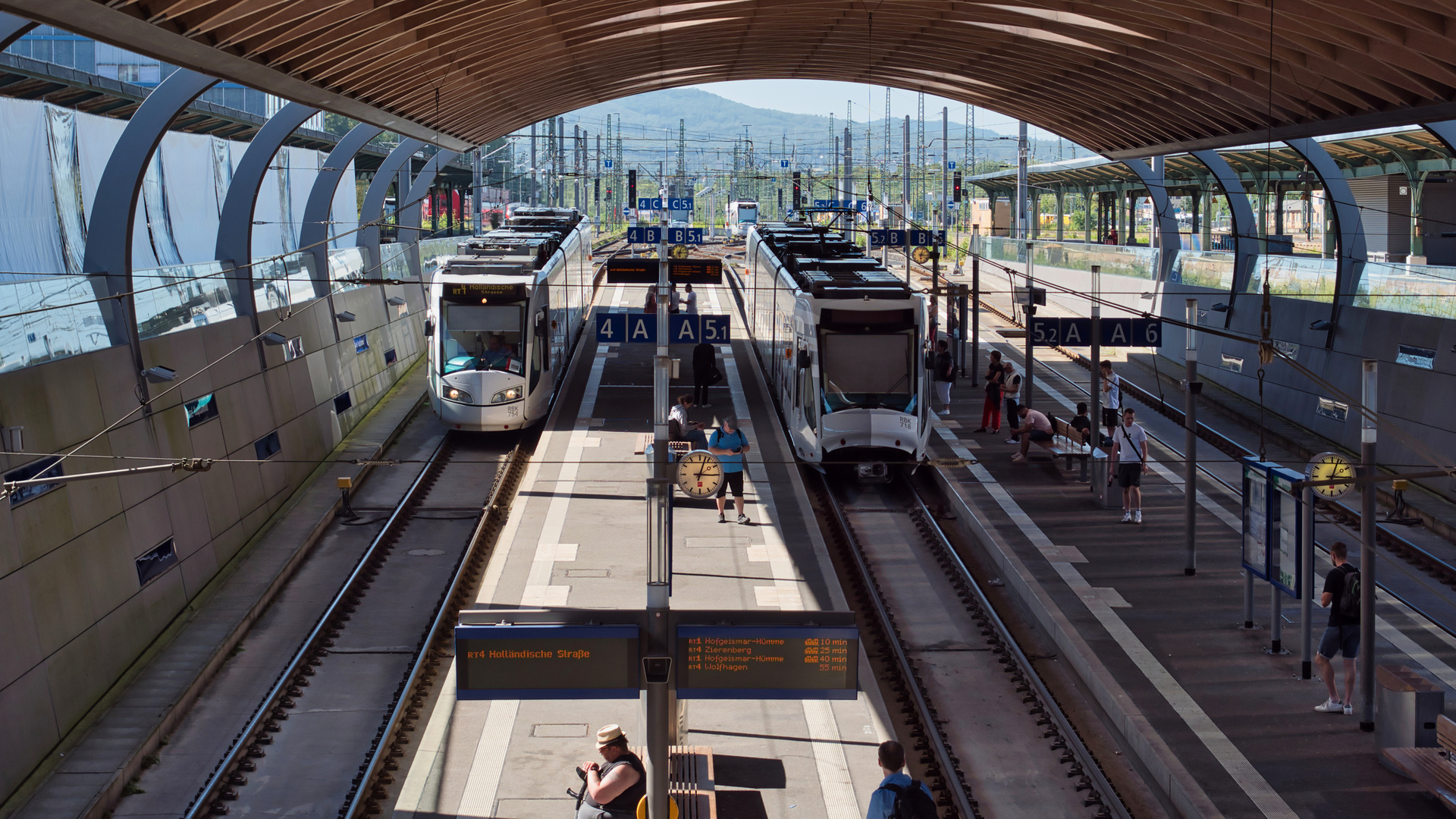 RegioTram im Kasseler Hauptbahnhof