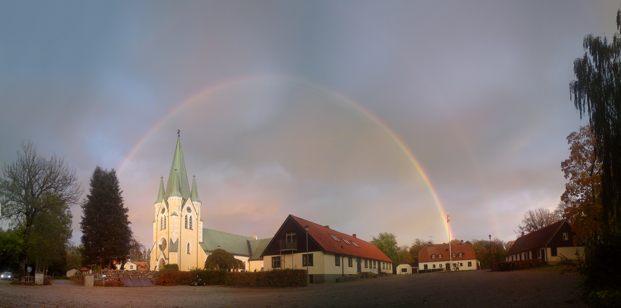 Regnbåge över Västra Vrams kyrka