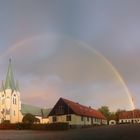 Regnbåge över Västra Vrams kyrka