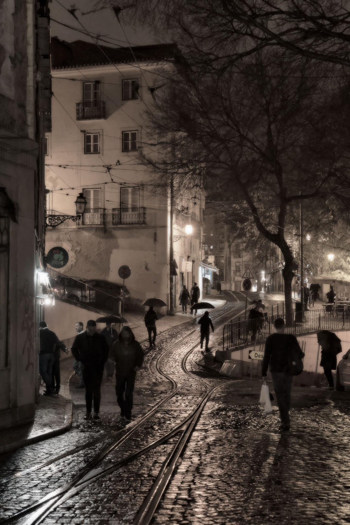 regnerischer Abend in der Alfama