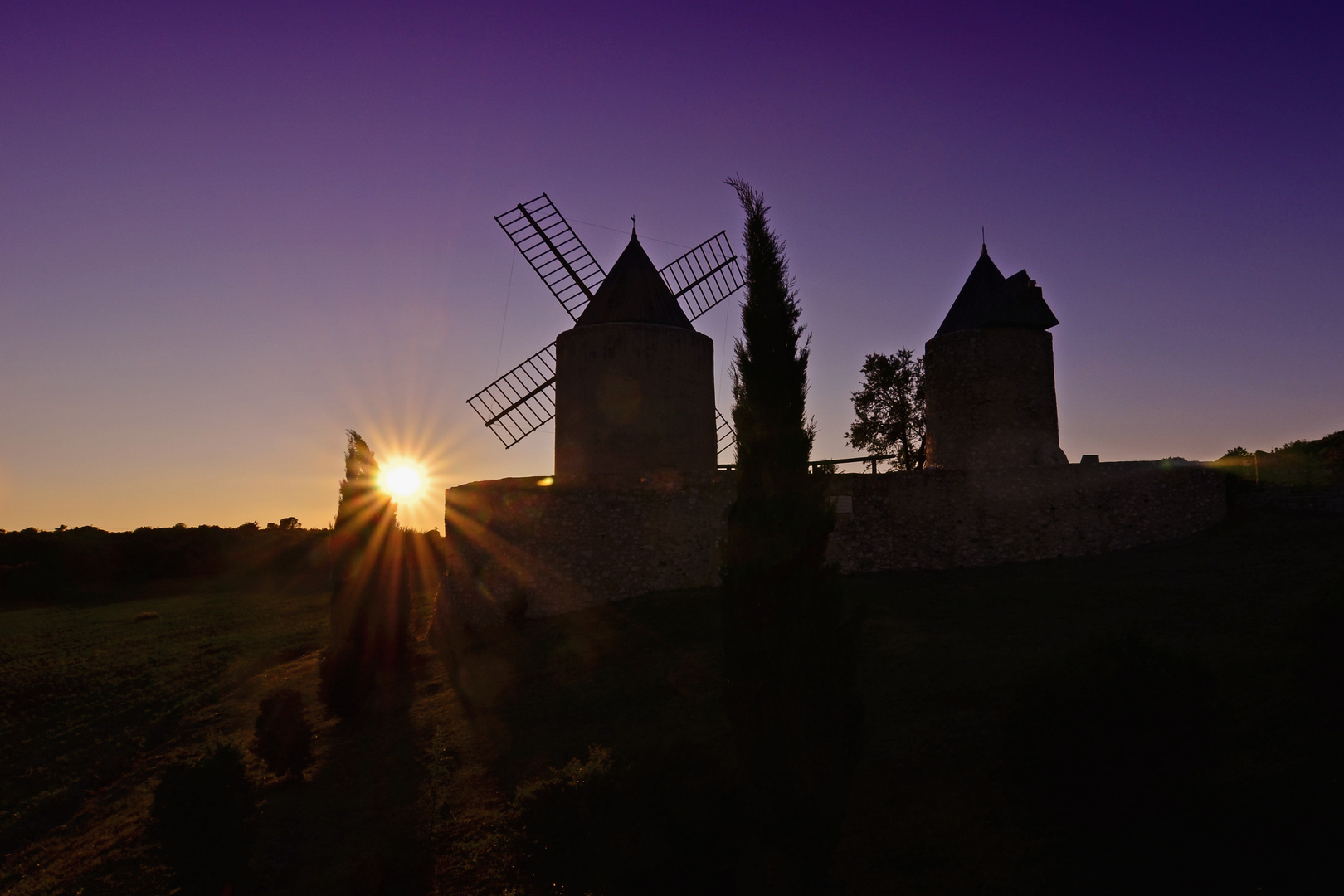 Régusse Mühlen bei Sonnenuntergang