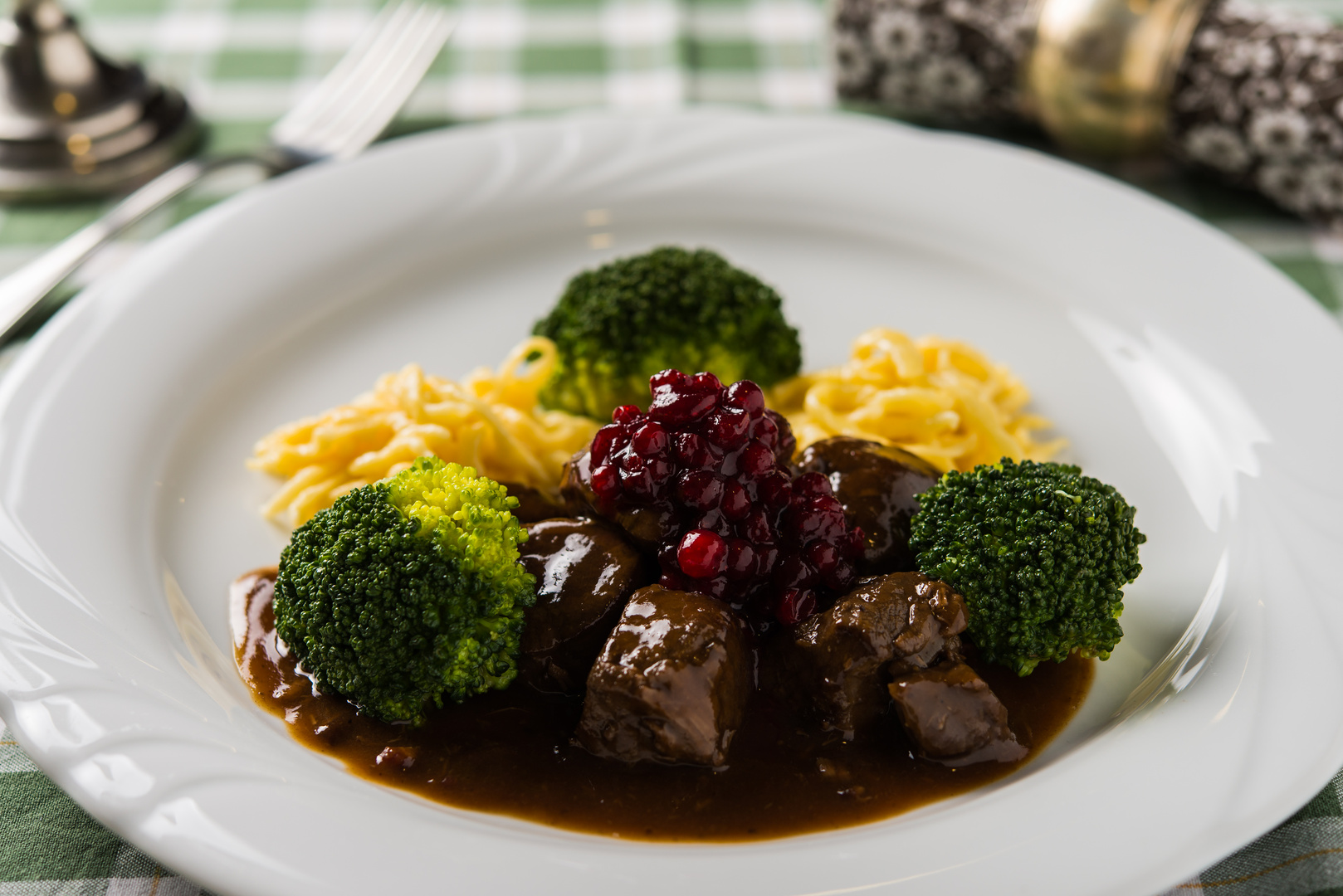 Rehragout mit Spätzle und Preiselbeeren