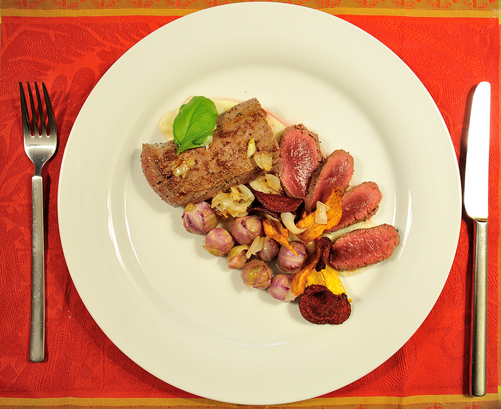 Rehsteak mit Topinambur-Kartoffelschaum und Blumenkohl-Gemüsechipsdress
