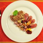 Rehsteak mit Topinambur-Kartoffelschaum und Blumenkohl-Gemüsechipsdress