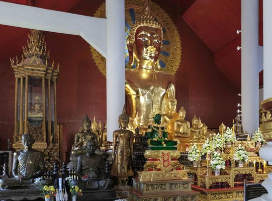 ...reich geschmückter Andachtstempel im Wat Phra Sing...
