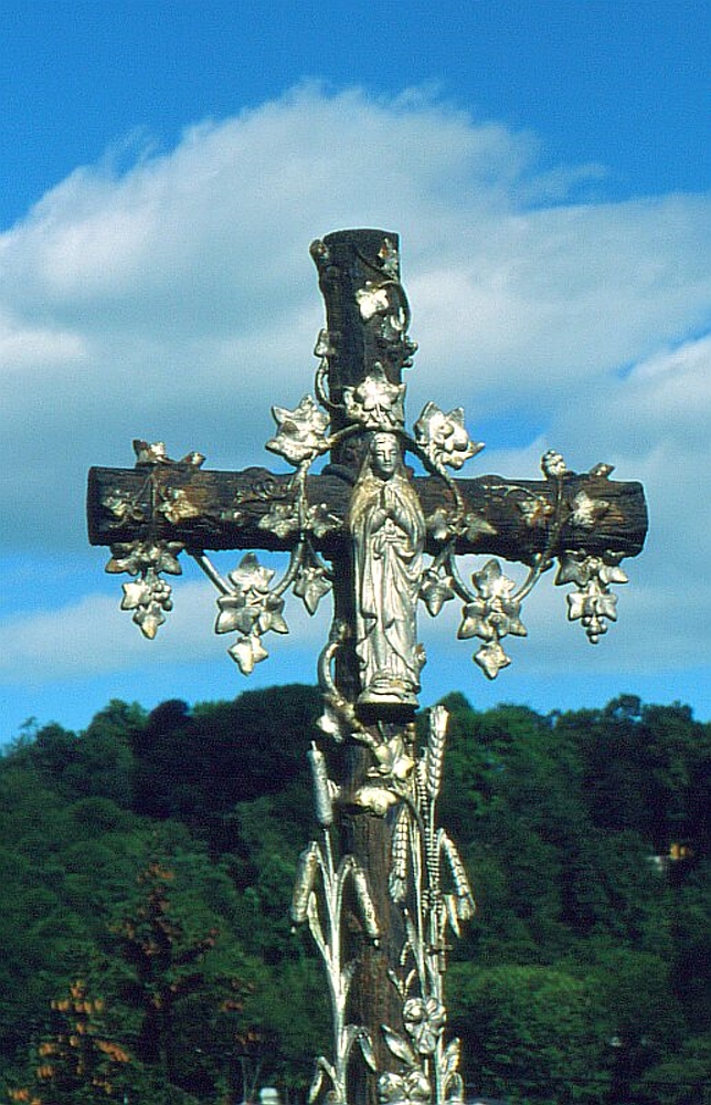 Reich geschmücktes Kreuz