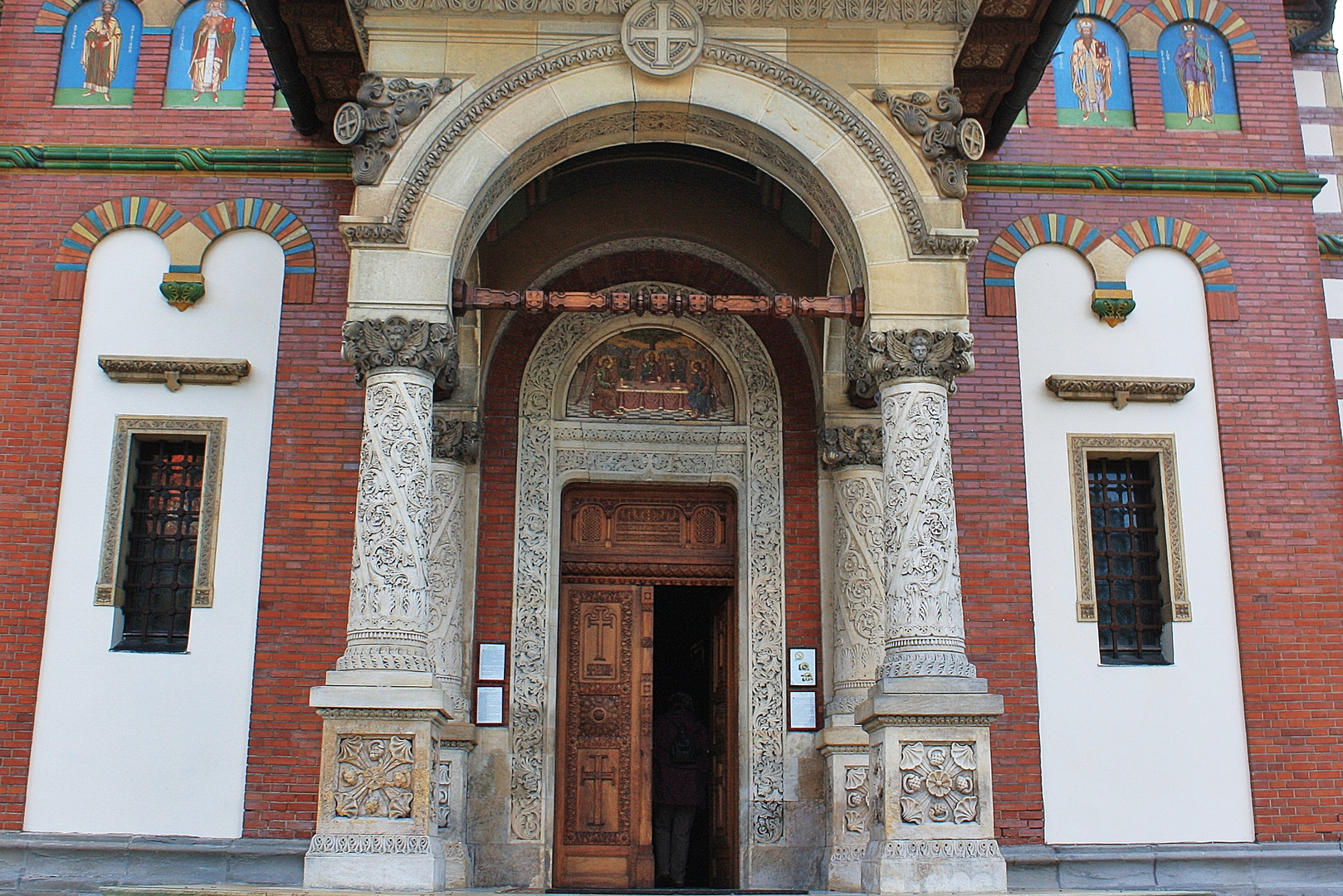 Reich verziert ist dieser Eingang zu einer Klosterkirche in Rumänien.