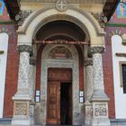 Reich verziert ist dieser Eingang zu einer Klosterkirche in Rumänien.