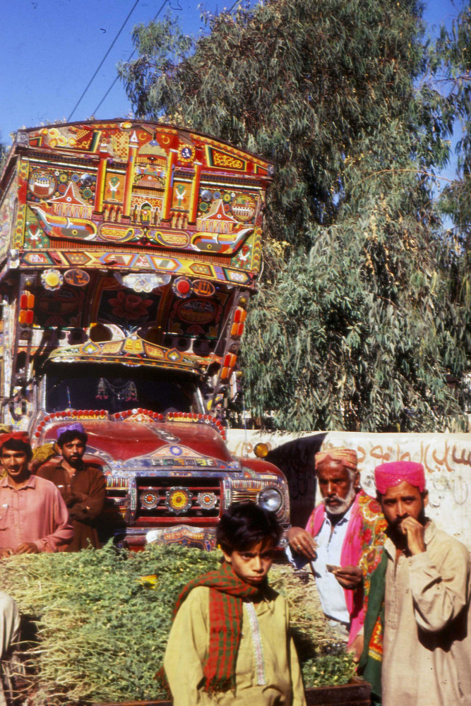 Reich verzierter LKW auf dem Weg nach Quetta