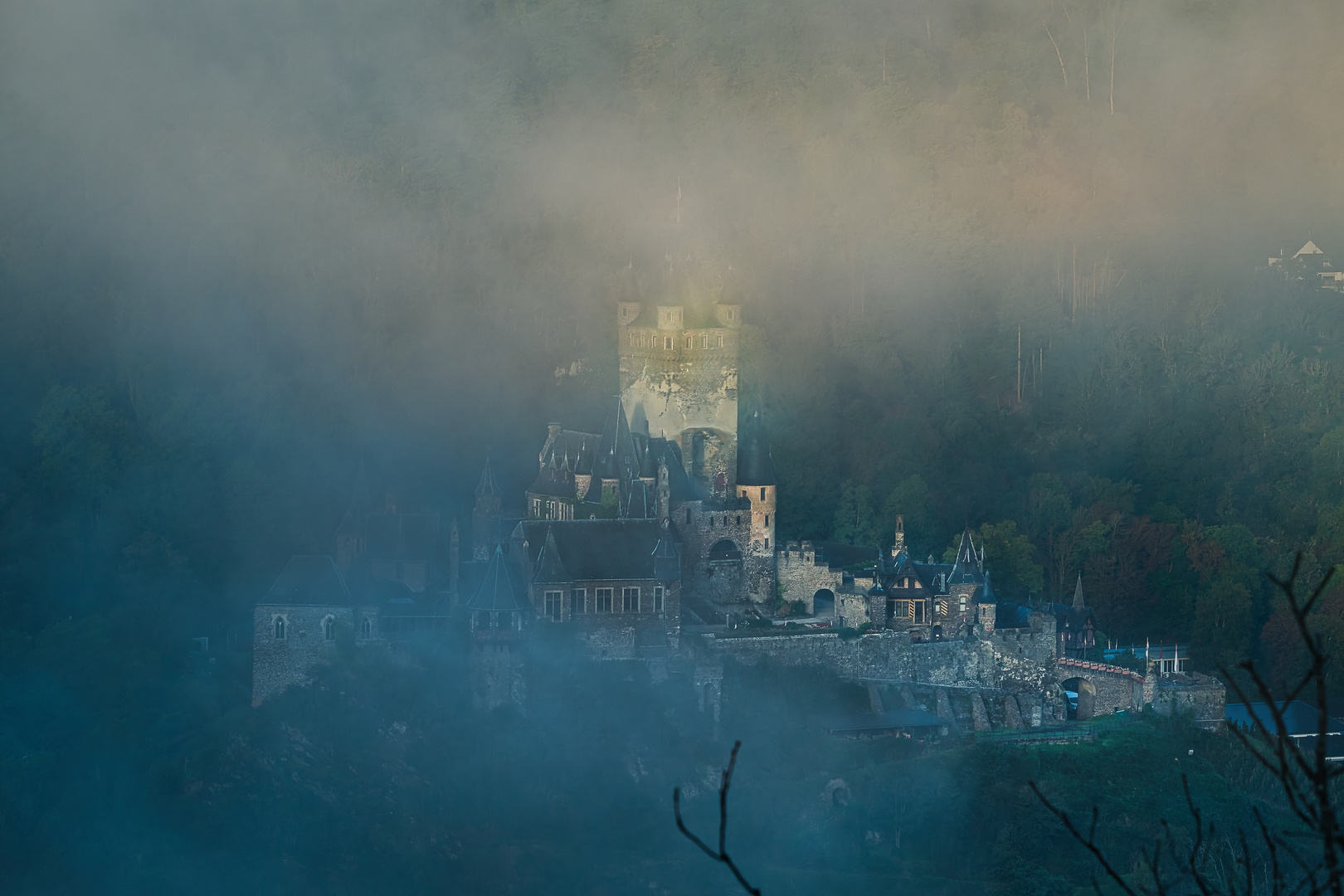 Reichsburg Cochem im Morgennebel