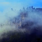 Reichsburg Cochem im Nebel.