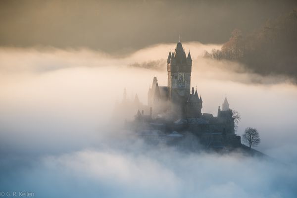 Reichsburg Cochem im Nebel