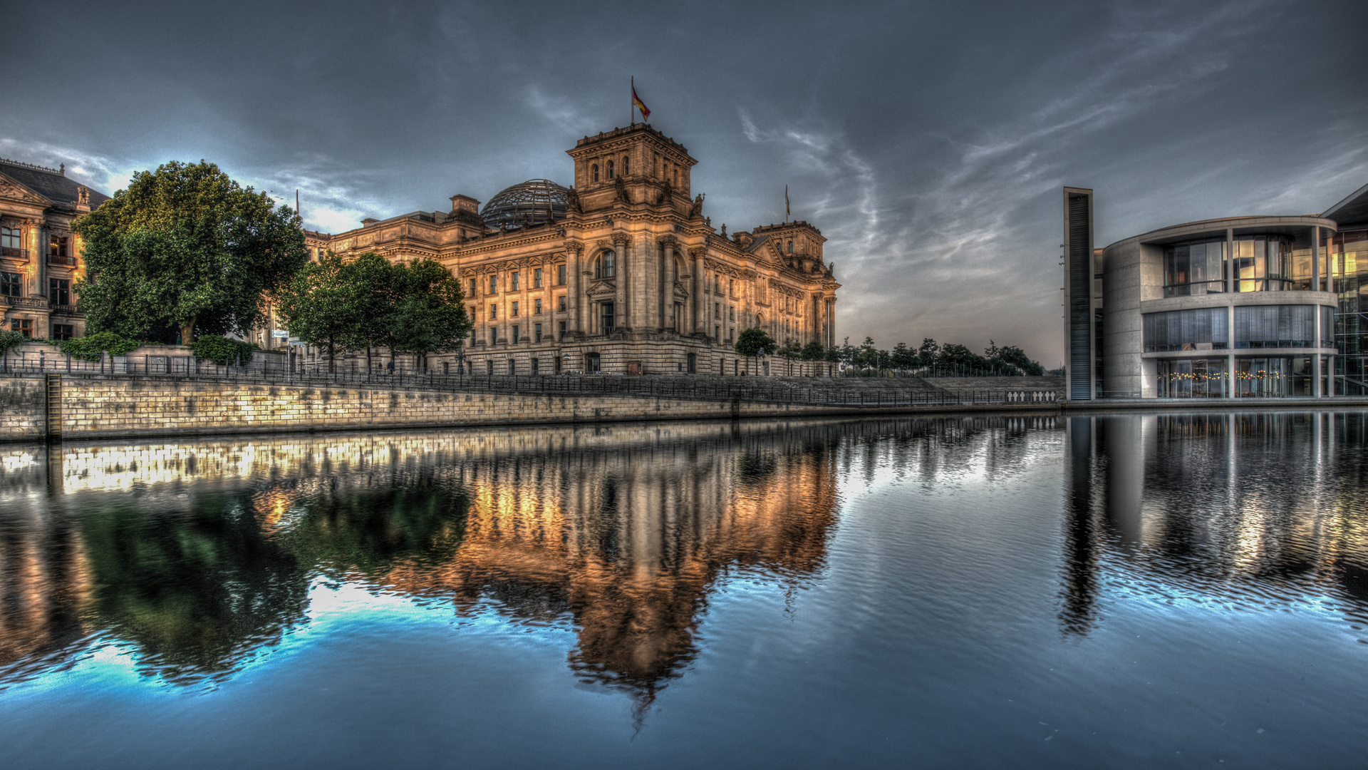 Reichstag am Spreeufer