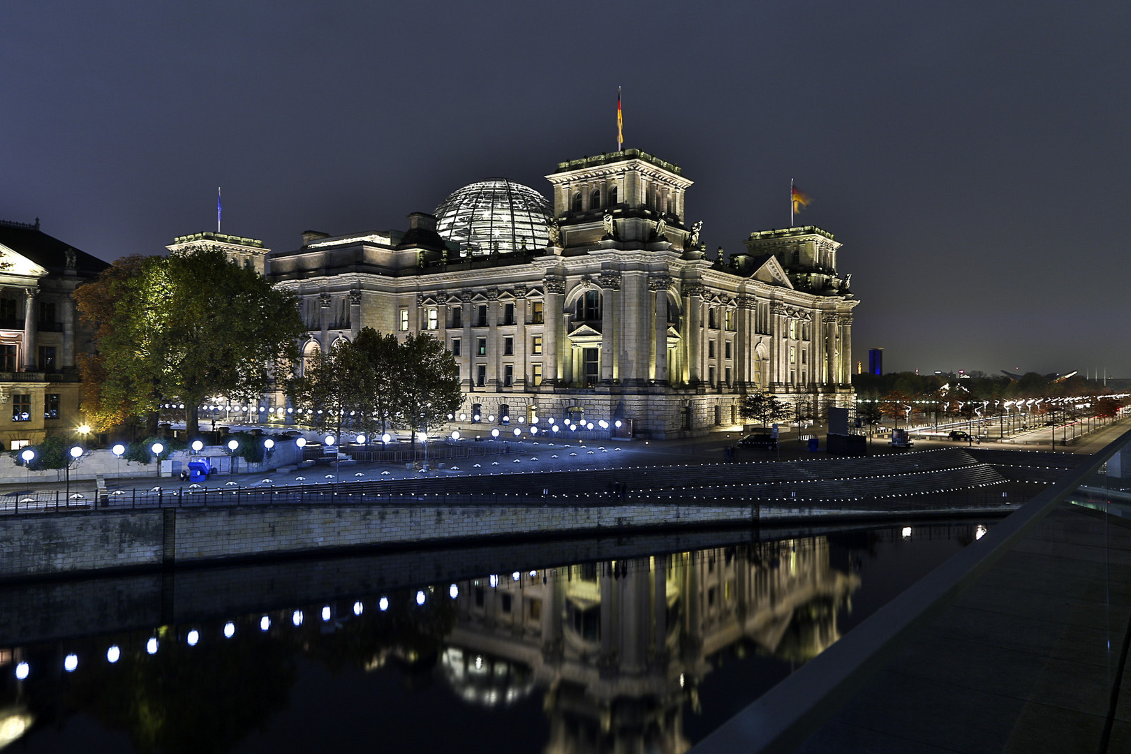 Reichstag bei Nacht - Lichtmauer zum 25. Jahrestag des Mauerfalls