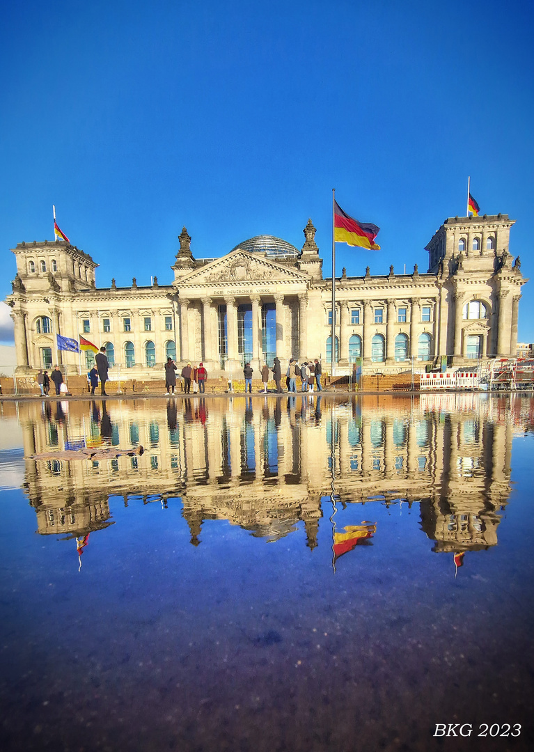 Reichstag Berlin im März-Pfützenspiegel 