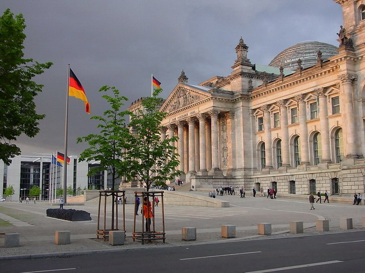 Reichstag Berlin kurz vorm Sonnenuntergang