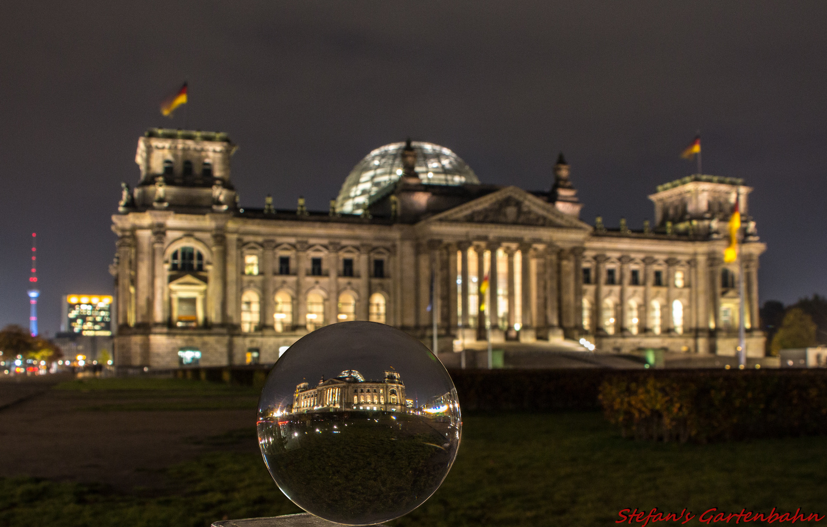 Reichstag durch die Glaskugel