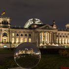 Reichstag durch die Glaskugel