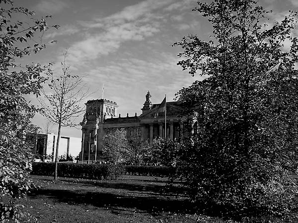 Reichstag hinter den Büschen