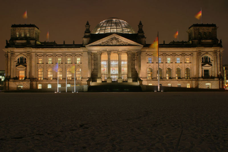 Reichstag in Berlin bei Nacht