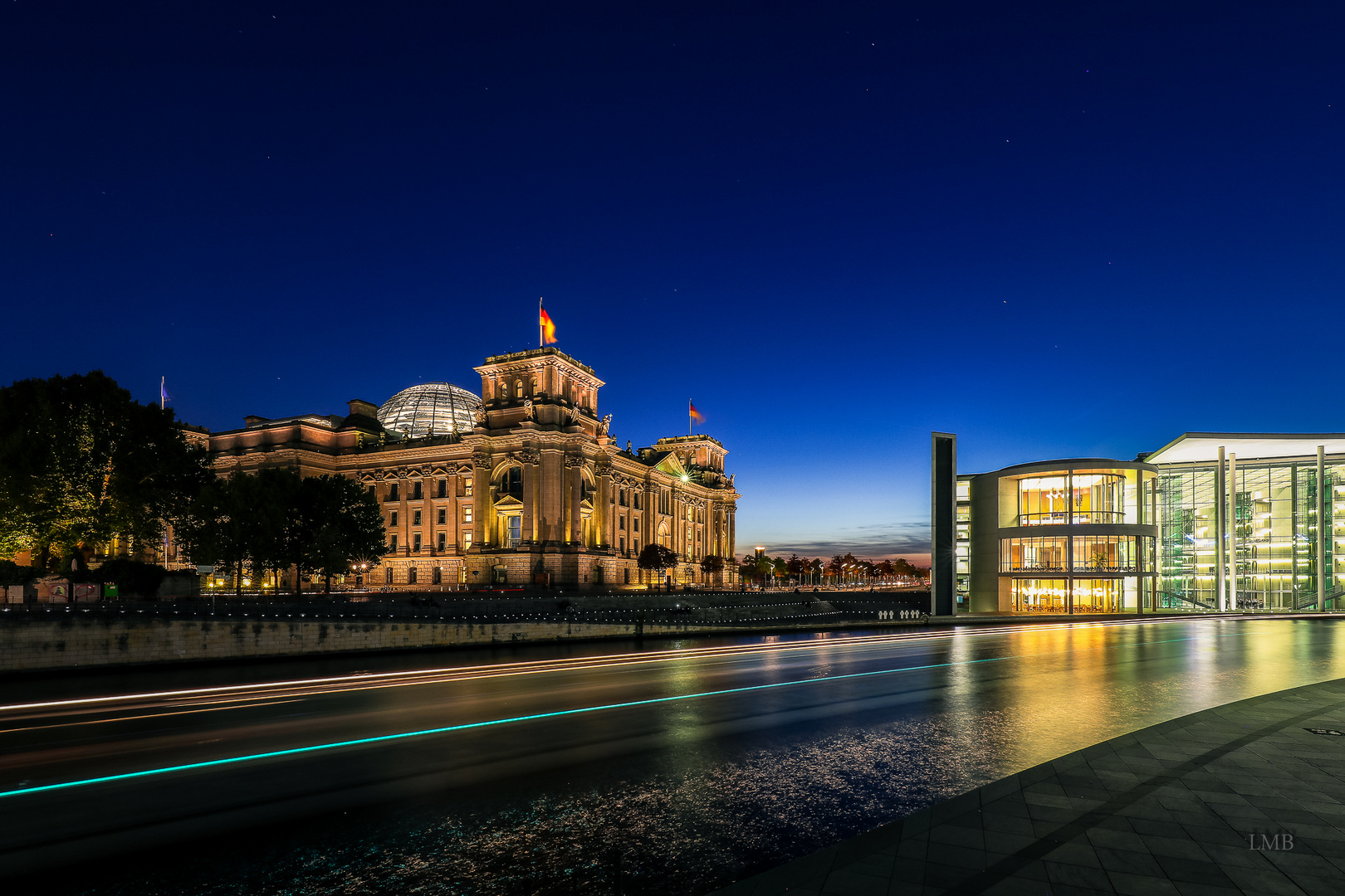 Reichstag in der Blauen Stunde