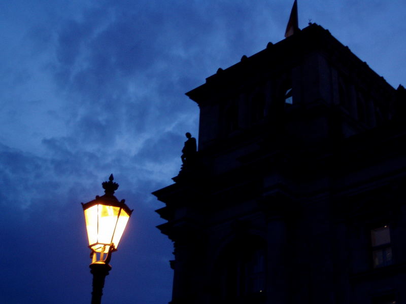 Reichstag in der blauen Stunde