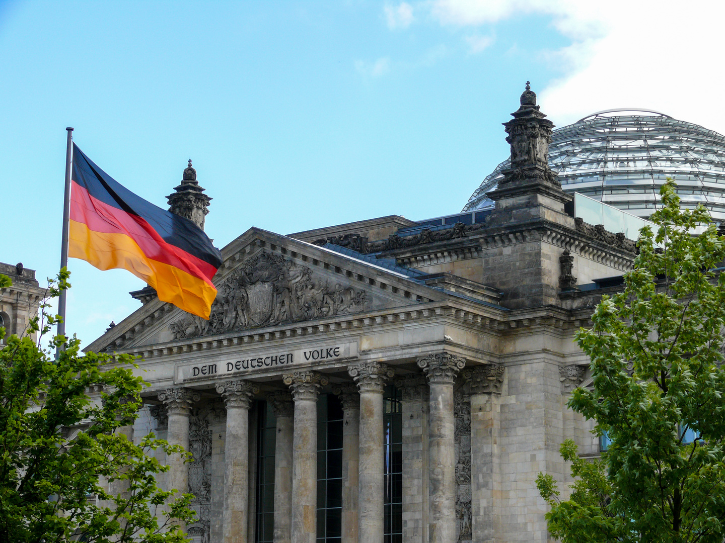 Reichstag mit Fahne