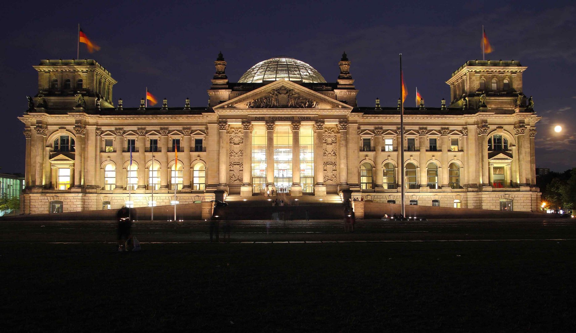 Reichstag mit Vollmond