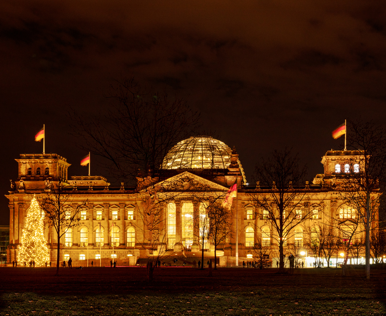 Reichstag mit Weihnachtsbeleuchtung