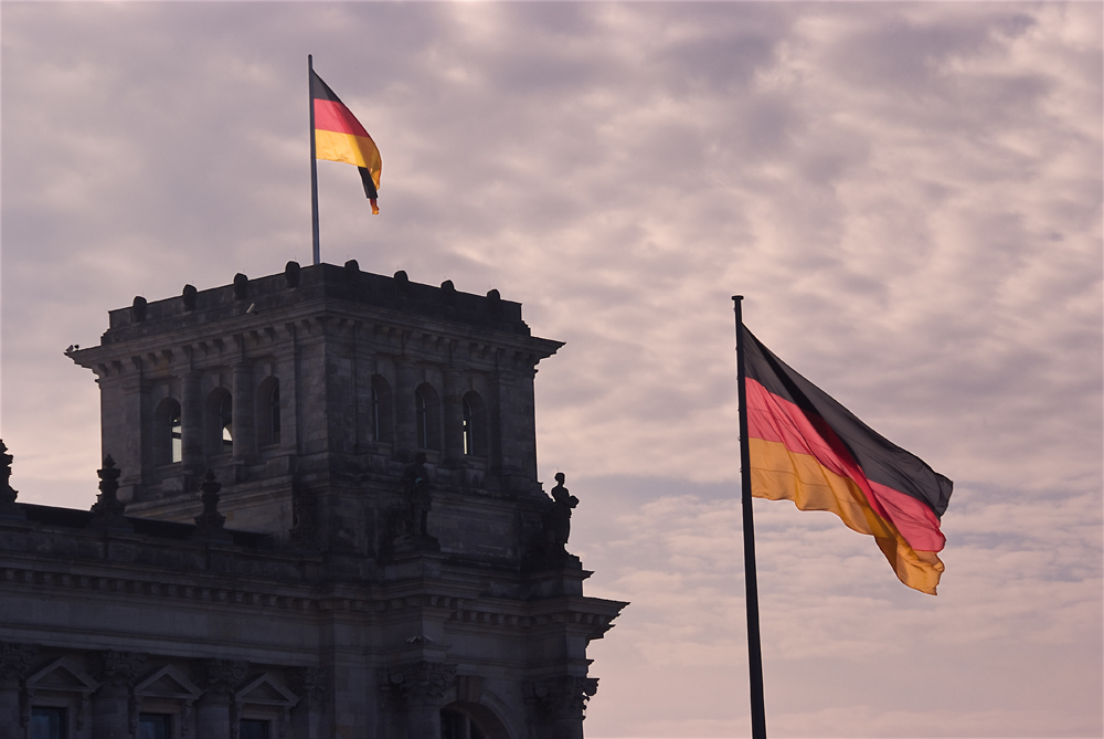 Reichstag und Flaggen