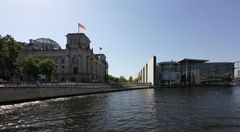 Reichstag und Paul-Löbe-Haus von der Spree aus...