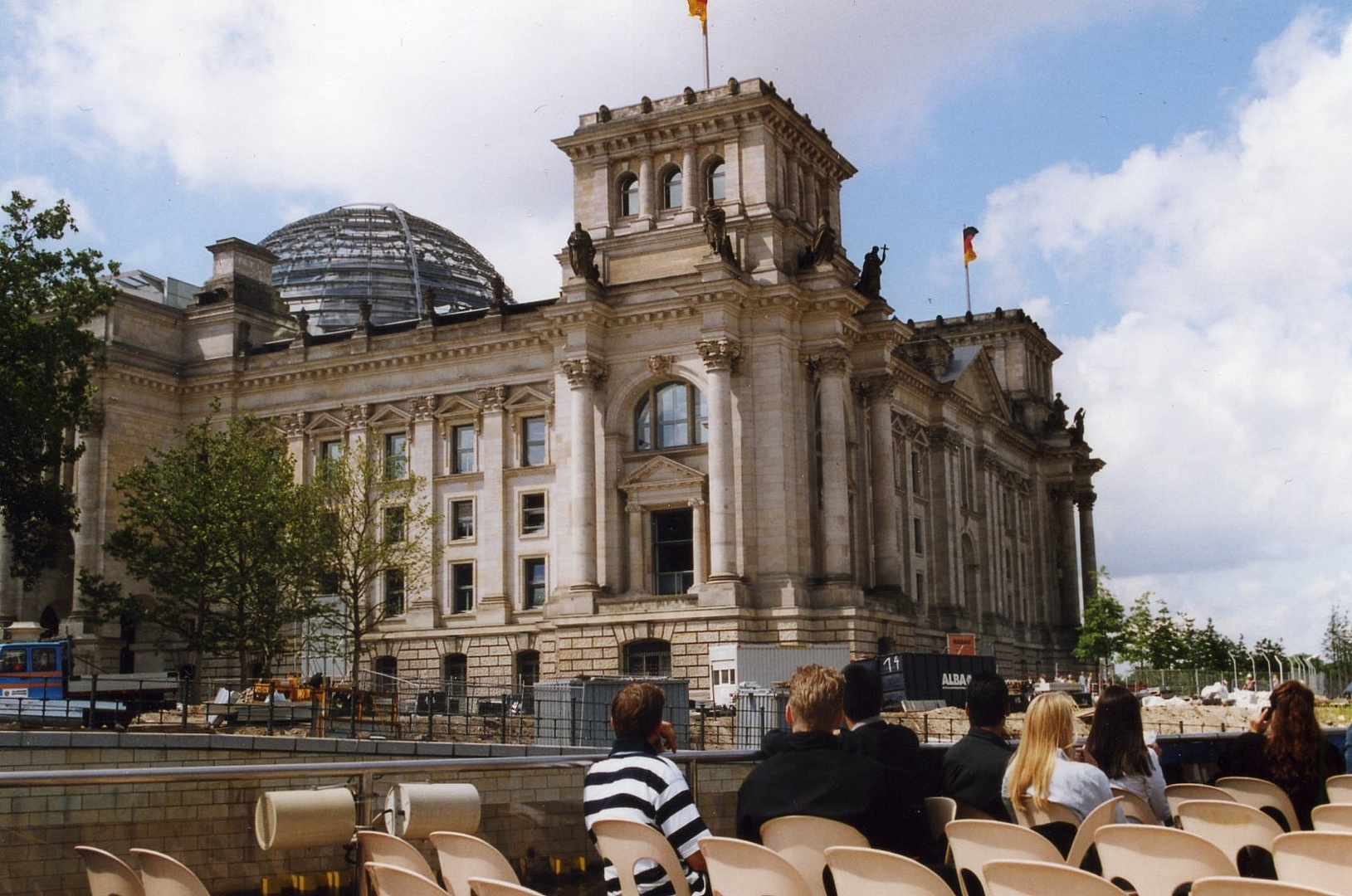 Reichstag von der Spree aus gesehen