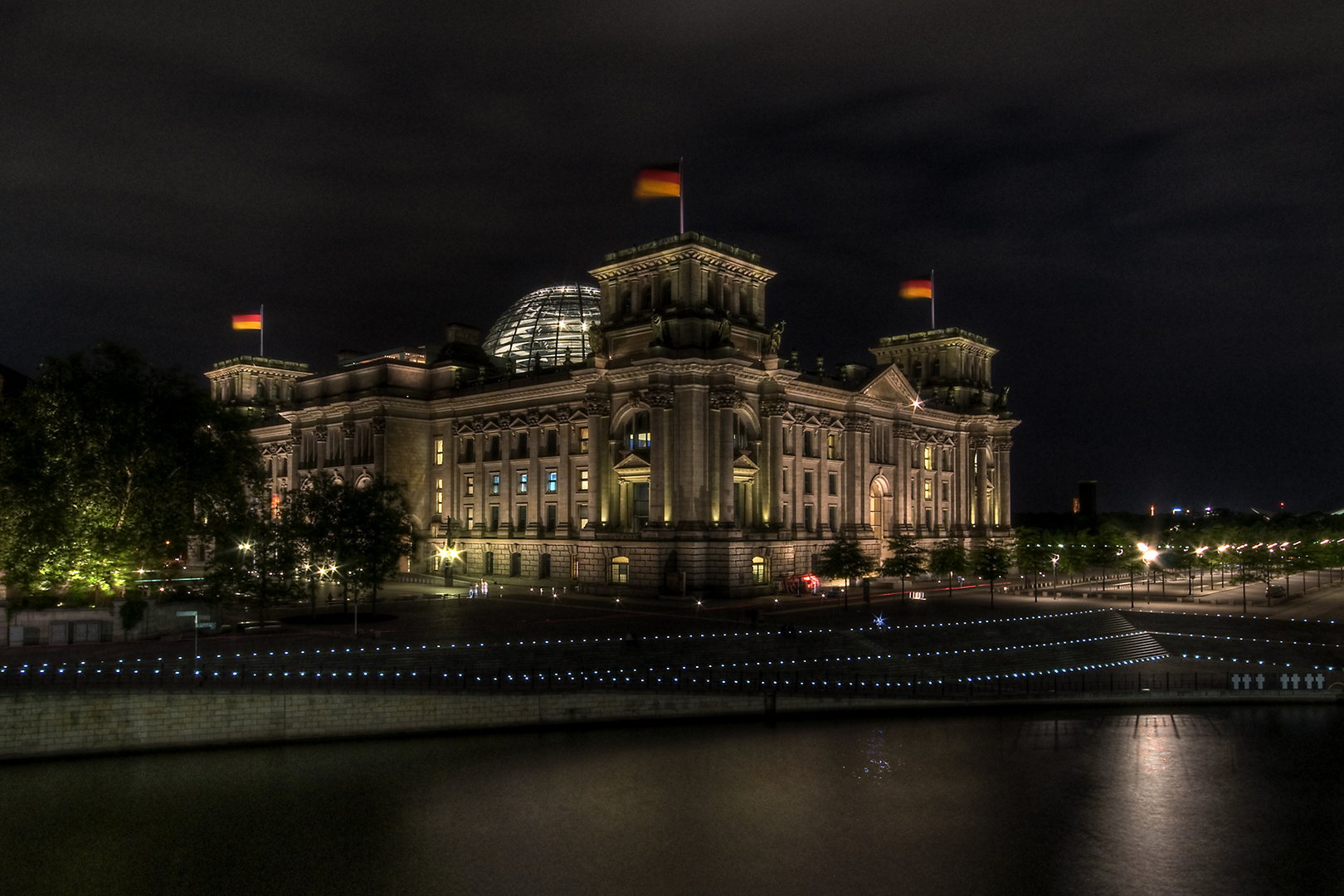 Reichstag von hinten über die Spree