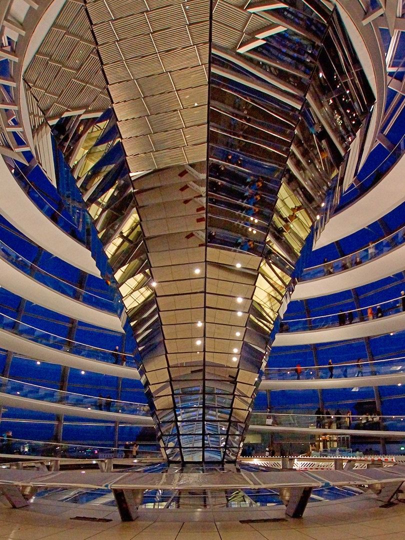 Reichstagkuppel mit Spiegelung