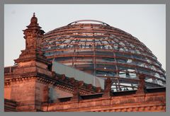 Reichstags-Kuppel in Berlin im Abendlicht