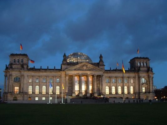 Reichstagsgebäude am Abend