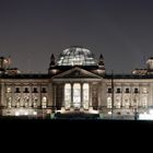 Reichstagsgebäude bei Nacht