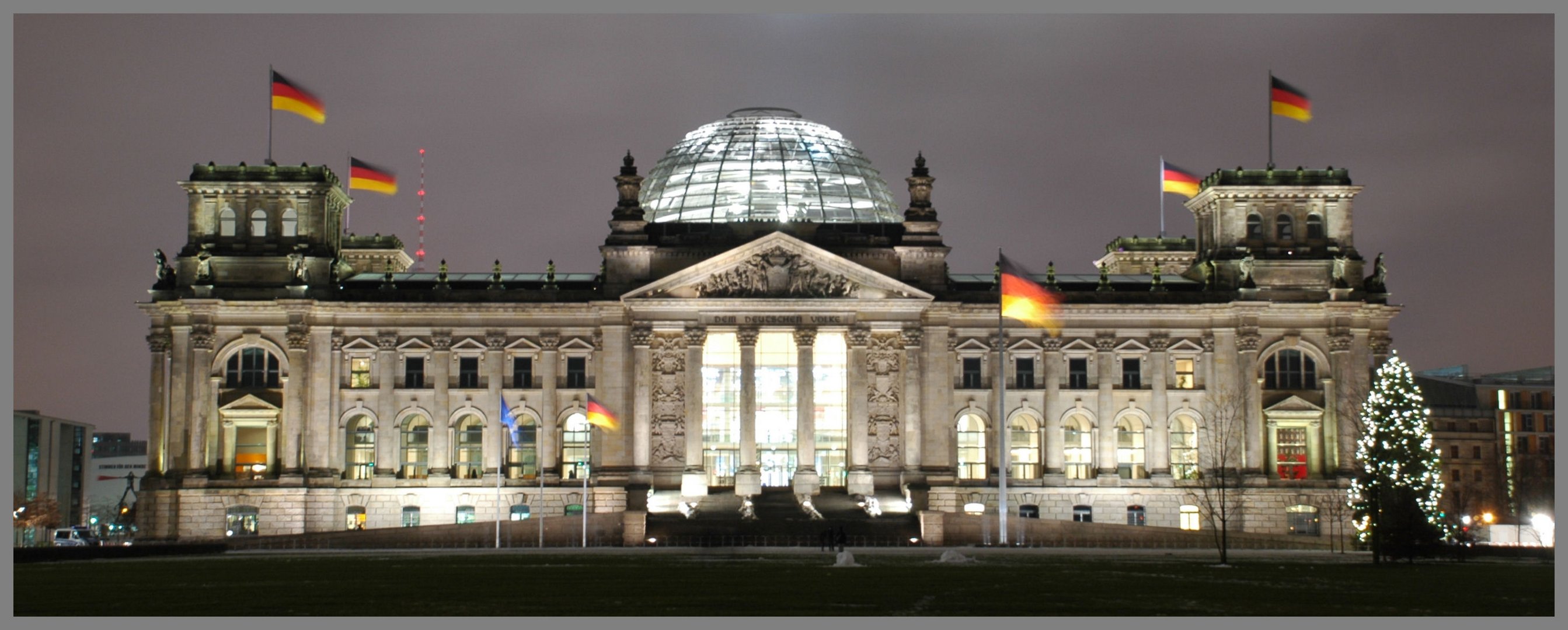 Reichstagsgebäude bei Nacht