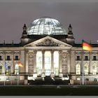 Reichstagsgebäude bei Nacht