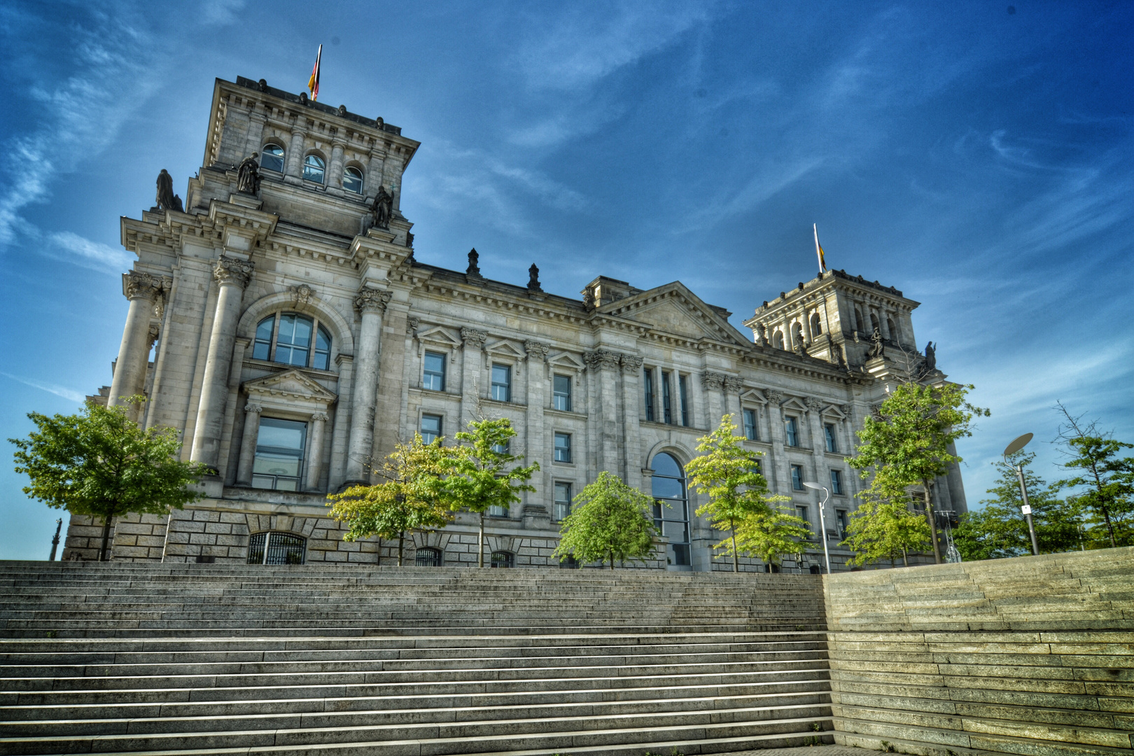 Reichstagsgebäude im Sommer