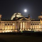 Reichstagsgebäude im Vollmond