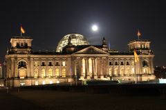 Reichstagsgebäude im Vollmond