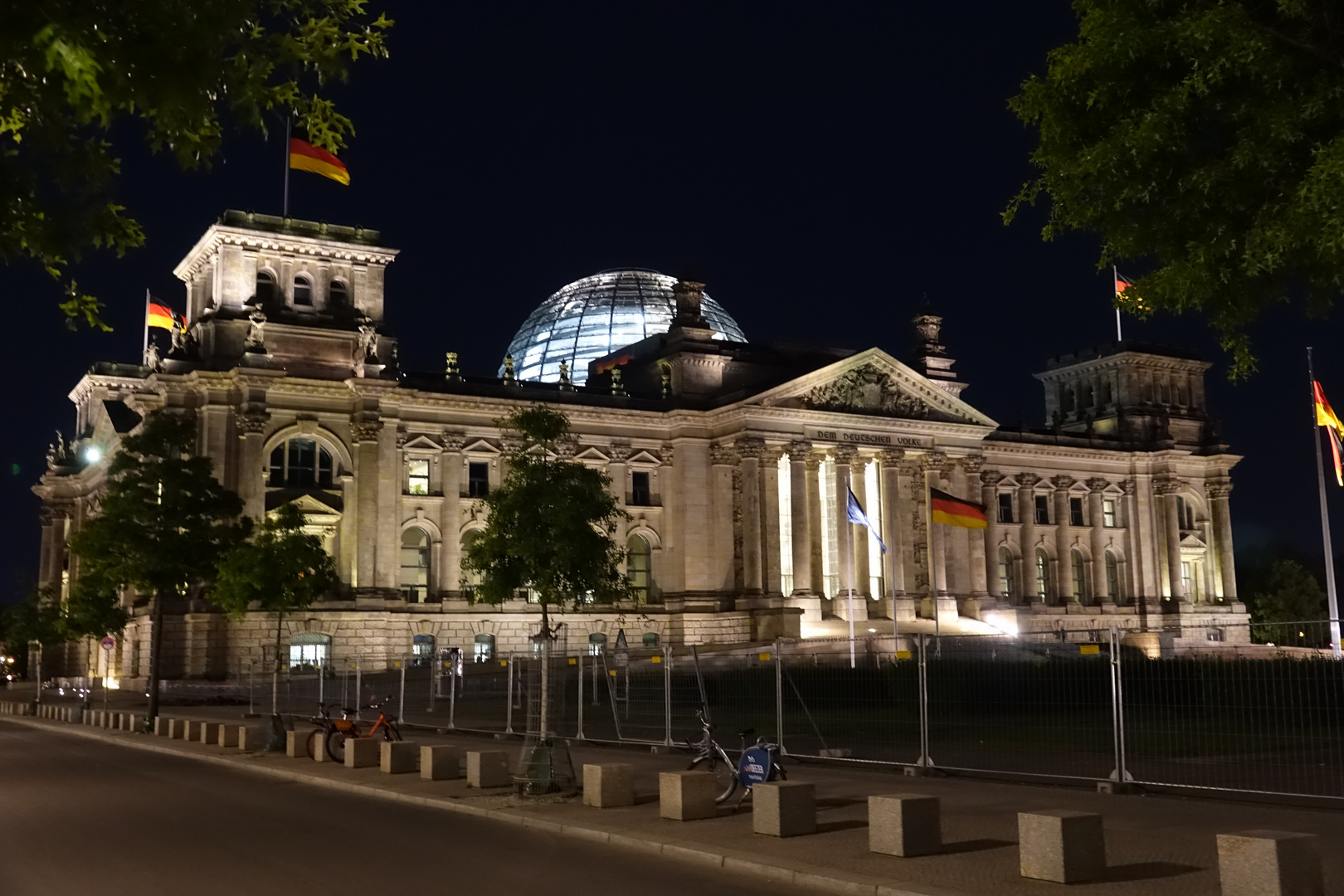 Reichstagsgebäude in Berlin am Abend