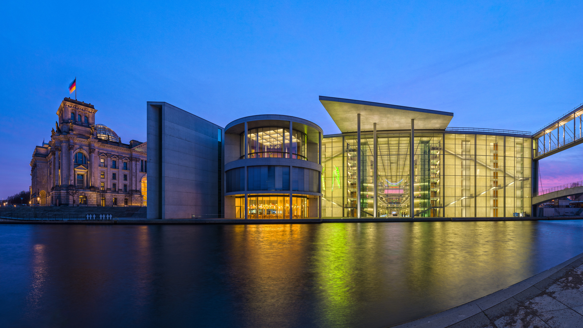 Reichstagsgebäude und Paul-Löbe-Haus im Berliner Regierungsviertel zur blauen Stunde