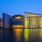 Reichstagsgebäude und Paul-Löbe-Haus im Berliner Regierungsviertel zur blauen Stunde