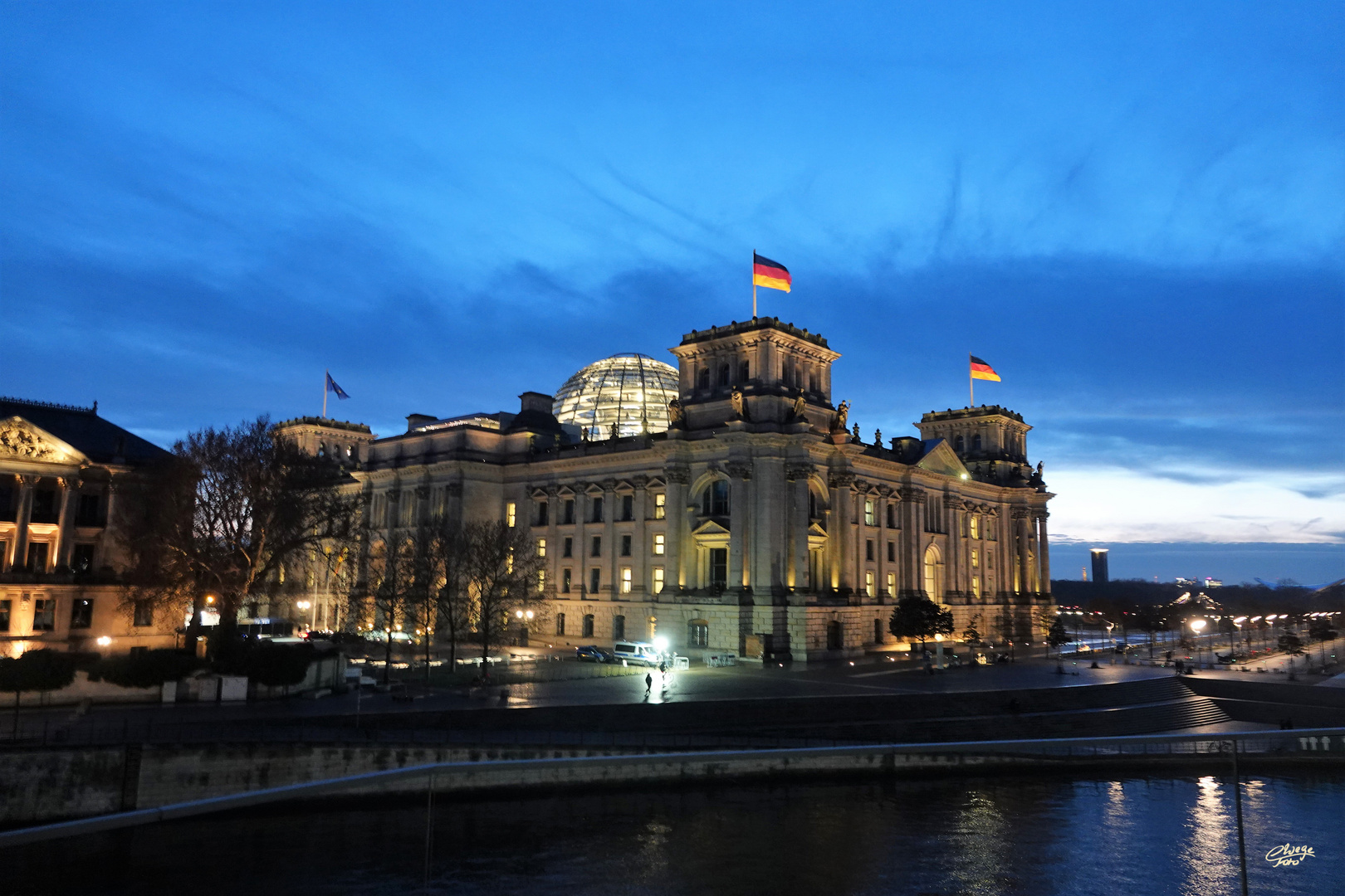 Reichstagsgebäude von der Spreeseite...