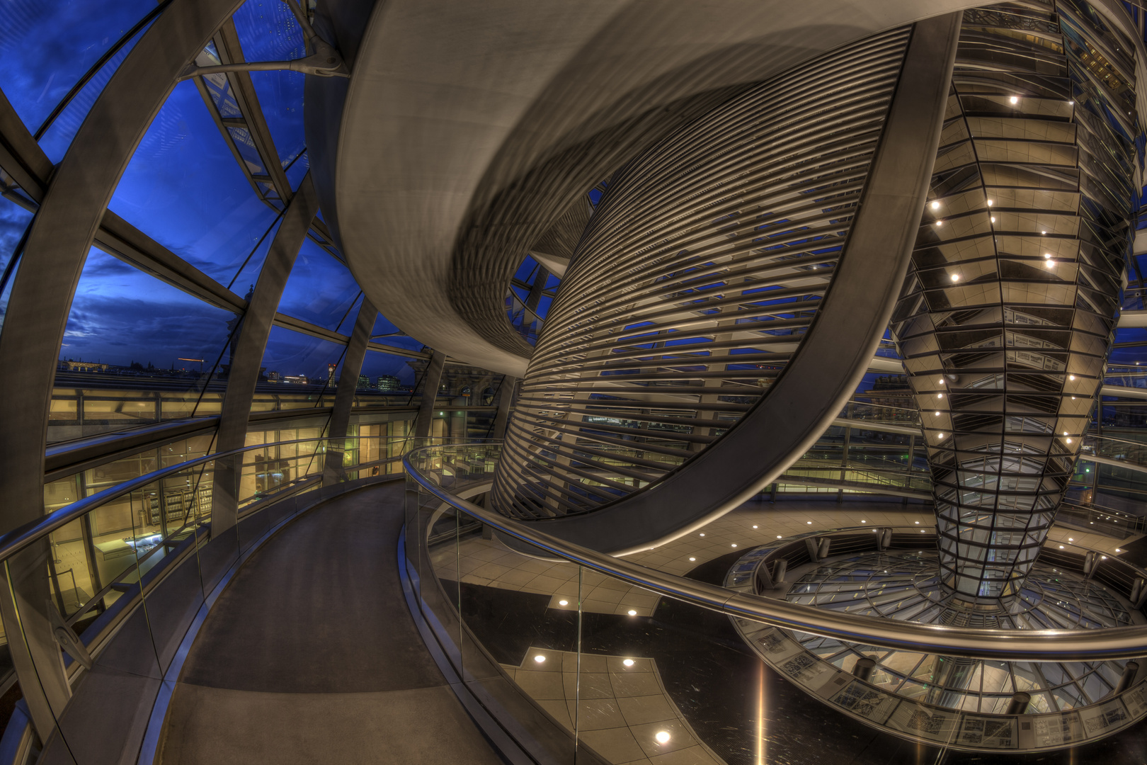 Reichstagskuppel bei Nacht