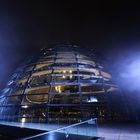 Reichstagskuppel bei Nacht und Nebel